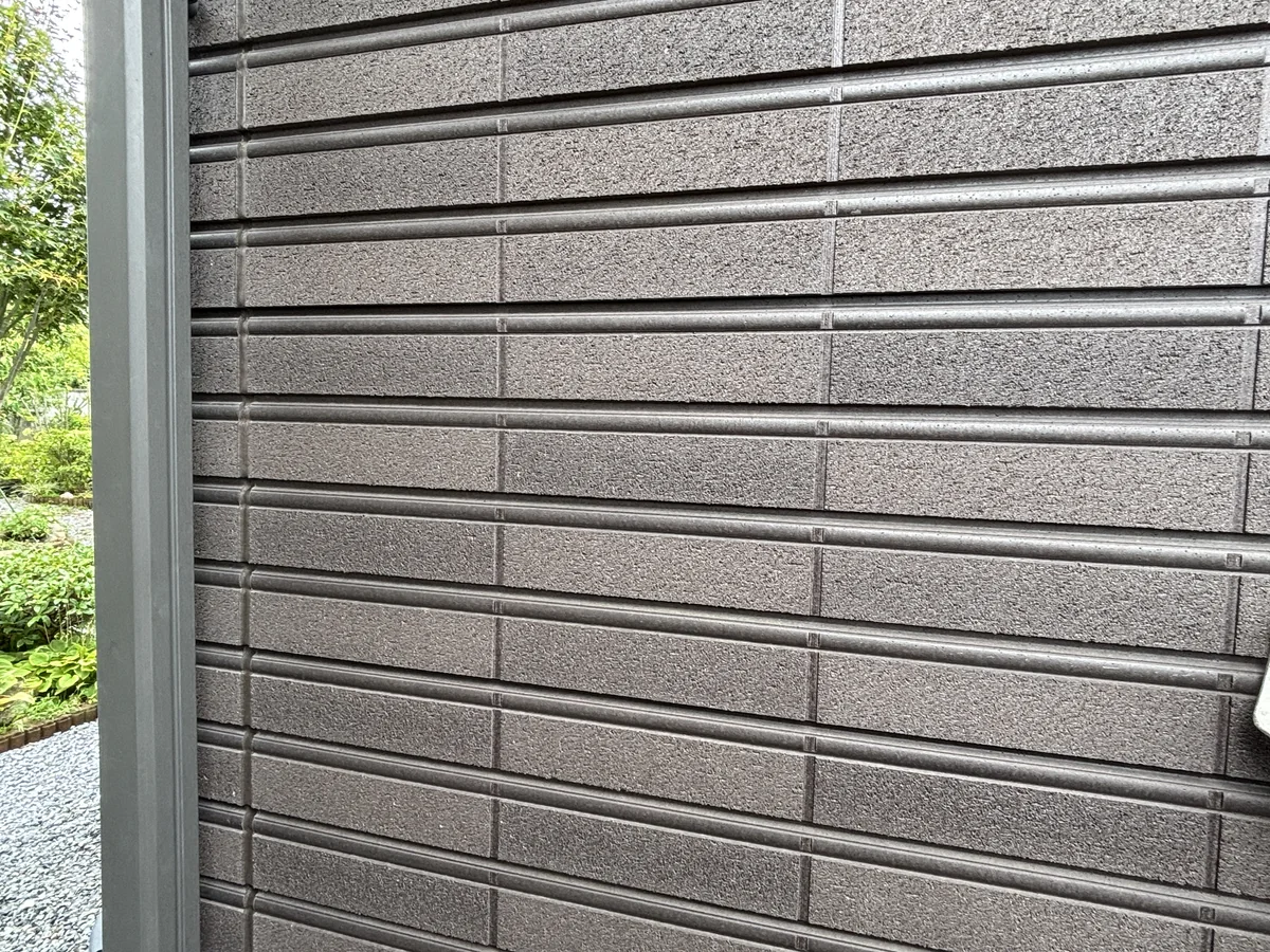 自然光で見た陶板外壁の色と凹凸