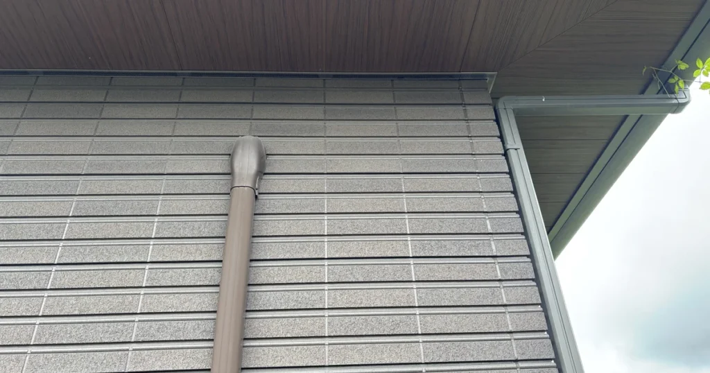 軒下・雨どい・陶板外壁を見上げた様子