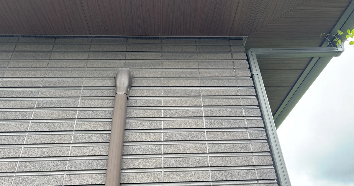 軒下・雨どい・陶板外壁を見上げた様子