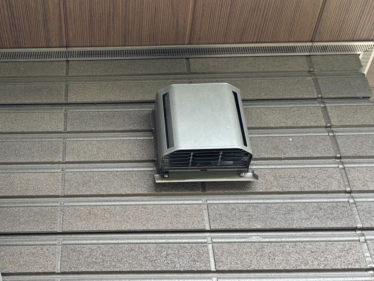 陶板外壁の換気口と軒下