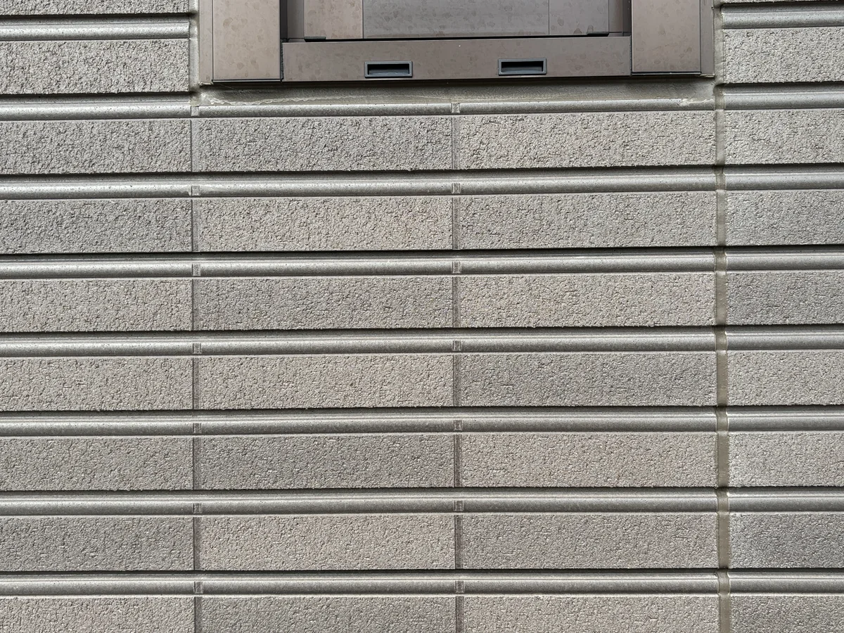 住宅会社専用の陶板外壁と窓下の納まり