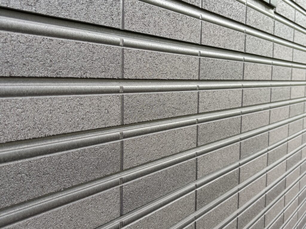 築約10年の陶板外壁の表面と横目地